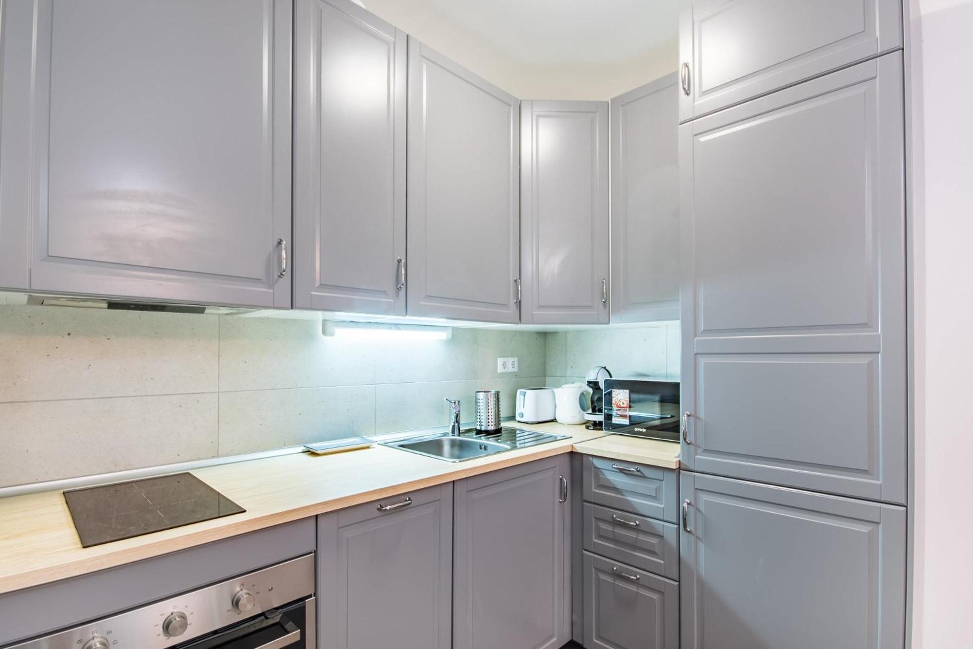 Very - Free Parking - Sunny Balcony Apartment *